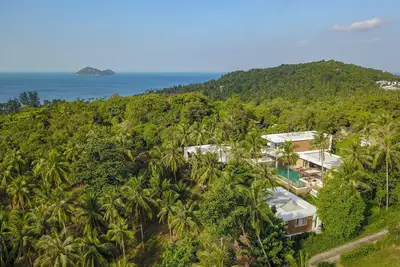 Image de Sleek and spacious palatial family-style villa with a large garden