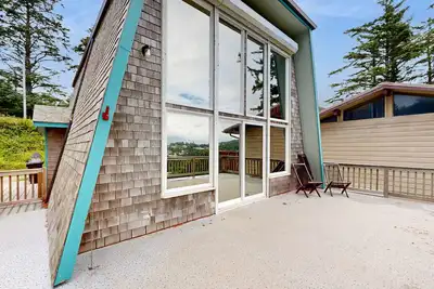 Image de Hillside retreat with 2 decks & ocean views - half mile to beach