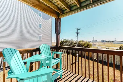 Image de Fantastic condo close to sound and beach with WiFi, shared pool, & private W/D