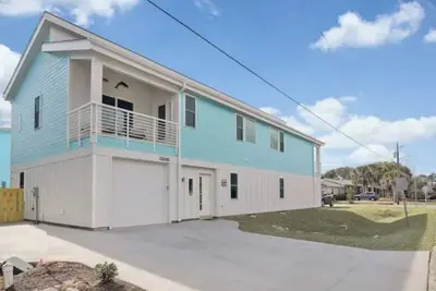 Image de Pet Friendly 3 bed 2 bath Th  within walking \ndistance to the beach and park!