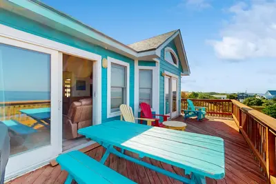 Image de Dog-friendly, sound-front home with 2 sundecks, fireplace, & private hot tub