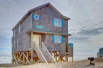 Image de Oceanfront dog-friendly home w/prime beach access, foosball table, spacious deck