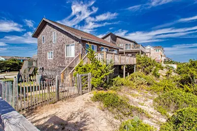 Image de Oceanfront home with direct beach access, deck, gorgeous views & fast WiFi