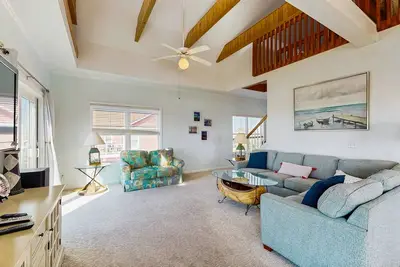 Image de Waterfront home w/private deck, hot tub, game room w/pool table, & washer/dryer