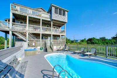 Image de 3-story home with private outdoor pool, hot tub, pool table, & washer/dryer