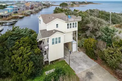 Image de Light-filled canal front home w/deck, washer/dryer, private hot tub, central A/C