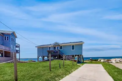 Image de Waterfront home on the sound with private dock, hot tub, decks & amazing views