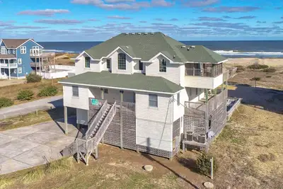Image de Oceanfront home with private theater, hot tub, pool & pool table