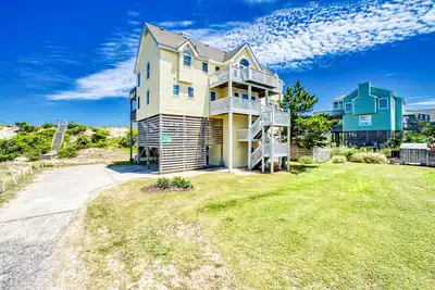 Image de Oceanfront home with private pool, hot tub, sunrise view, & huge decks - dog-friendly