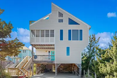 Image de Updated home with private hot tub, ocean/sound view, firepit, shared pool/tennis