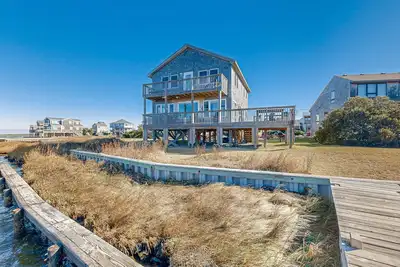 Image de Sound-front vacation home w/free WiFi, shared pool, central Ac