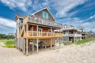 Image de Bright & Roomy Beachfront House w/Private Hot Tub, Shared Pool, Central Ac, WiFi