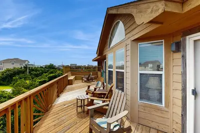 Image de Gorgeous Home Between Ocean and Sound w/Shared Pool, WiFi