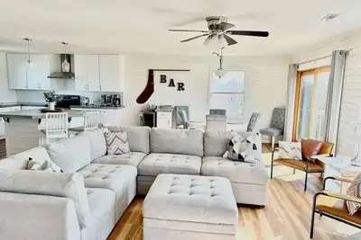 Image de Immaculate dog-friendly, ocean-side home close to beach with fenced yard