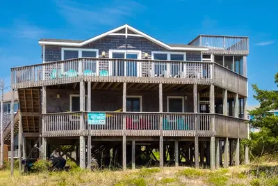 Image de Dog-friendly ocean view home with private hot tub & porches - 2 lots to beach