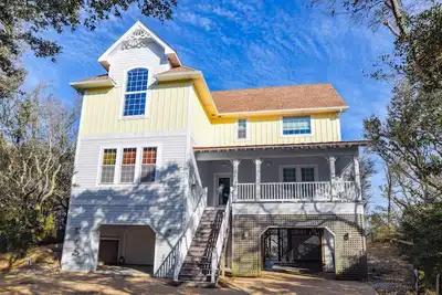 Image de Sound-front vacation home w/private hot tub, WiFi, central Ac, balcony, deck