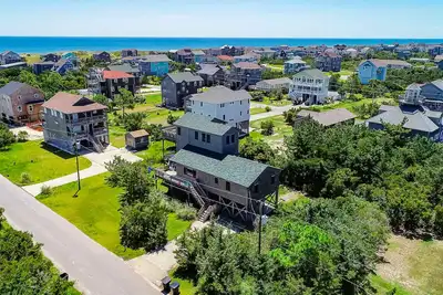 Image de Handsome raised home with private hot tub, & central Ac