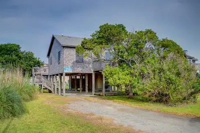 Single-level home 350 yards from the beach with sundecks & WiFi - 2 dogs Ok