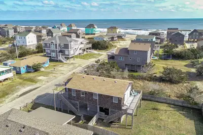 Image de Dog-friendly home steps from the beach with deck, WiFi, Ac & great location