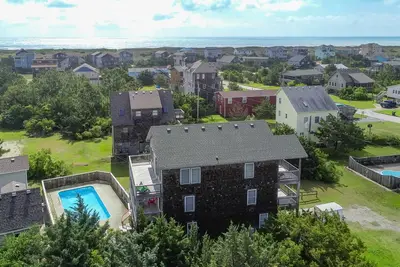 Image de Dog-friendly home with private outdoor pool, hot tub, foosball table & game room