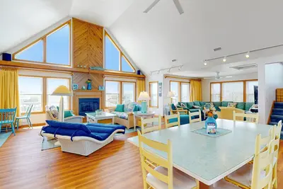 Image de Beautiful dog-friendly home with hot tub, WiFi, washer/dryer, grill, & balcony