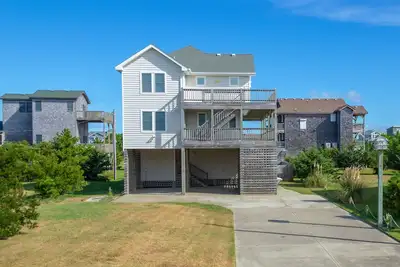 Image de 3-story home with multiple decks, grills, fish cleaning station, & private pool
