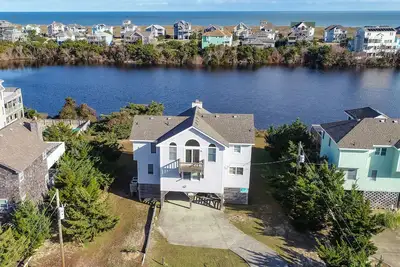 Image de Huge, dog-friendly home close to the beach w/private hot tub, shared pool, WiFi