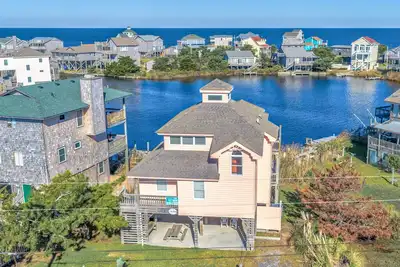 Image de Gorgeous lagoon-front home steps from the sound with private dock & central Ac