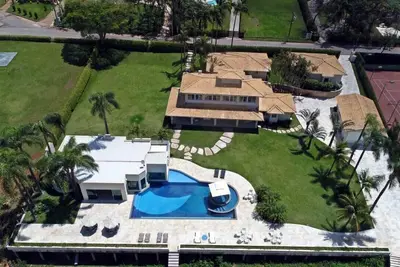 Image de Mansion on the edge of the lake with 10 bedrooms