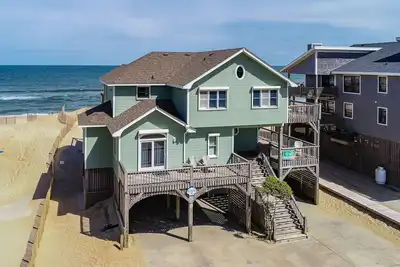 Image de Lovely, oceanfront house with private hot tub, pool access, enclosed yard & Ac