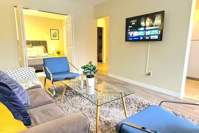 Image de Stylish Condo off Edmonton's Trendiest Street next to best restaurants