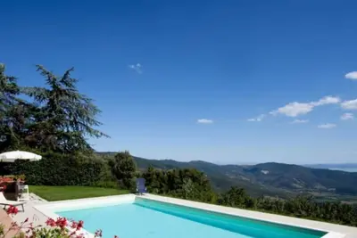 Independent house for 2/4 guests with pool and fanstastic view on Trasimeno
