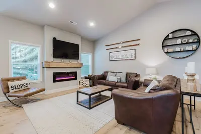 Image de Family-friendly home, close to river, nature preserve, plus hot tub
