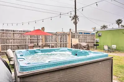 Image de Walkable Galveston Apartment w/ Hot Tub Access