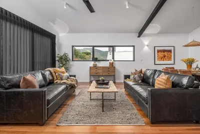 Image de Olsen Penthouse - The Art Inspired Olsen Penthouse, featuring 3 bedrooms and 3 bathrooms