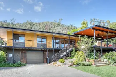 Image de 25 Walkers Lane - Luxurious living with breath taking views