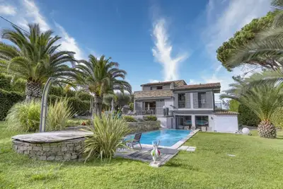 Image de Modern villa with pool and garden