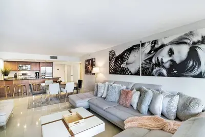 Some Like It Hot! 4 Bedroom Condo, Views of Water & Miami Skyline!