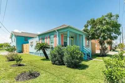 Cute Casa Azul-2 Blocks to Beach, Private Yard!