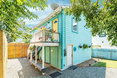 It's All About Location - 2 Blocks to Seawall, Walk to Restaurants!