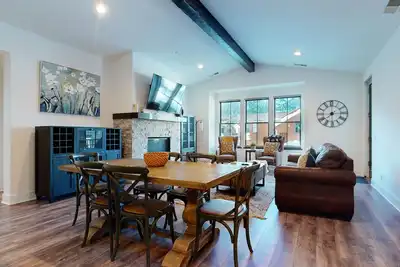 Image de Mountain Deluxe, Stunning Views, Modern Décor. Private Gas Grill, Wash/Dryer
