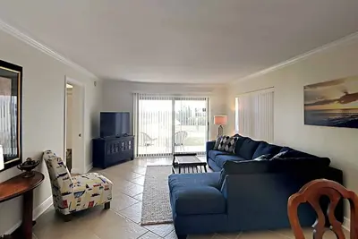 Image de Regency Towers #108 East - Beachfront Condo, Pool!