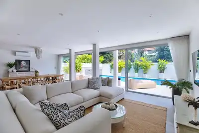Image de Big & Stylish 5 Bedroom Pool\/Garden Villa with Beach Access and Community Pools