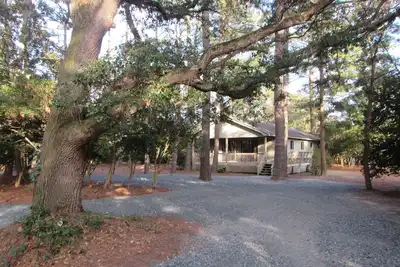 Image de Remodeled cottage with plenty of outdoor space and privacy