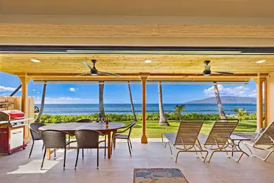 Image de 43-4 Spectacular Views from this Two Bedroom 2. 5 bath Puamana Oceanfront Unit