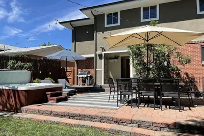 Image de Spacious and Comfy Optimal Location w Hot Tub & Home Theater