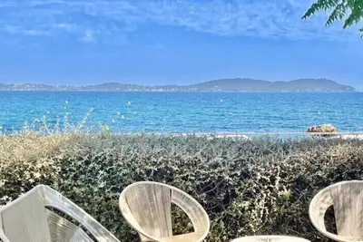Image de Villa « La plage » pieds dans l’eau. À 15 mn de l’aéroport et de la gare Tgv