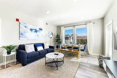 Image de Chic Apt. w\/ Jacuzzi, Pool, Bbq, & Mountain Views