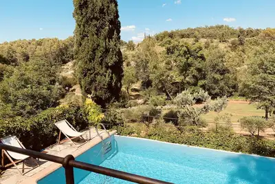 Image de Villa Terrubi au milieu des vignes