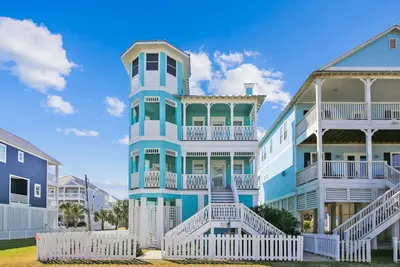 The Pelican Perch | Modern Home, Close to Beach!